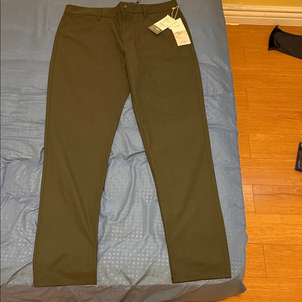 Vuori Men's Olive Chinos